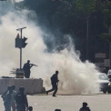 Polícia da Nigéria dispara gás lacrimogéneo e prende dezenas de manifestantes