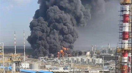 Refinaria que processa petróleo russo na Hungria em chamas após explosão - DR