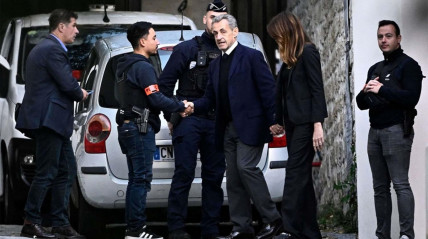 Ex-Presidente francês apresenta-se para cumprir cinco anos de prisão - DR