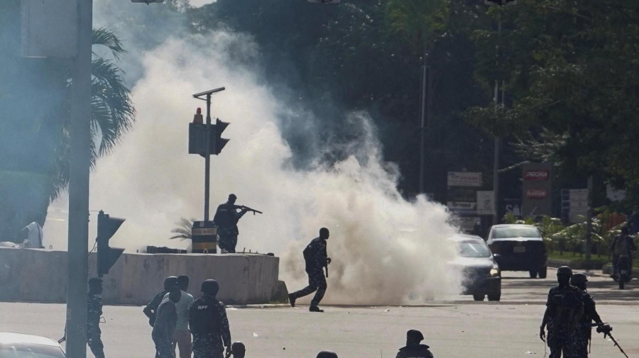 Polícia da Nigéria dispara gás lacrimogéneo e prende dezenas de manifestantes