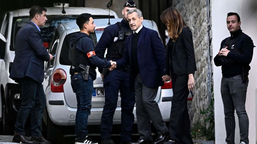 Ex-Presidente francês apresenta-se para cumprir cinco anos de prisão