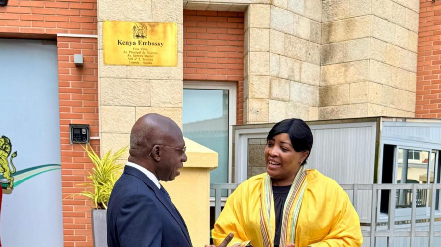 Ministro T&eacute;te Ant&oacute;nio com a embaixadora do Qu&eacute;nia em Angola, Joyce M'maitsi