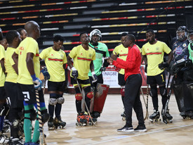 Jogadores angolanos de hóquei em patins atentos numa das sessões de treinos - Edições Novembro