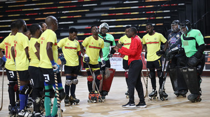 Jogadores angolanos de hóquei em patins atentos numa das sessões de treinos - Edições Novembro
