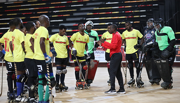 Jogadores angolanos de hóquei em patins atentos numa das sessões de treinos