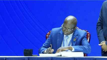 Embaixador de Angola no Vietname, Fernando Miguel, assina a adesão de Angola a Convenção das Nações Unidas contra o Cibercrime - MIREX