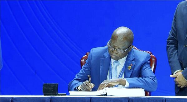 Embaixador de Angola no Vietname, Fernando Miguel, assina a adesão de Angola a Convenção das Nações Unidas contra o Cibercrime