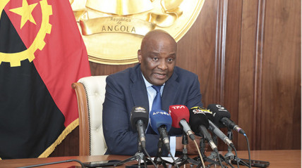 Ministro das Obras Públicas, Urbanismo e Habitação, Carlos Alberto dos Santos - Edições Novembro