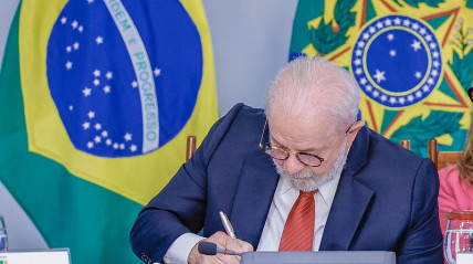 Presidente do Brasil promulga lei para reforçar combate ao crime organizado