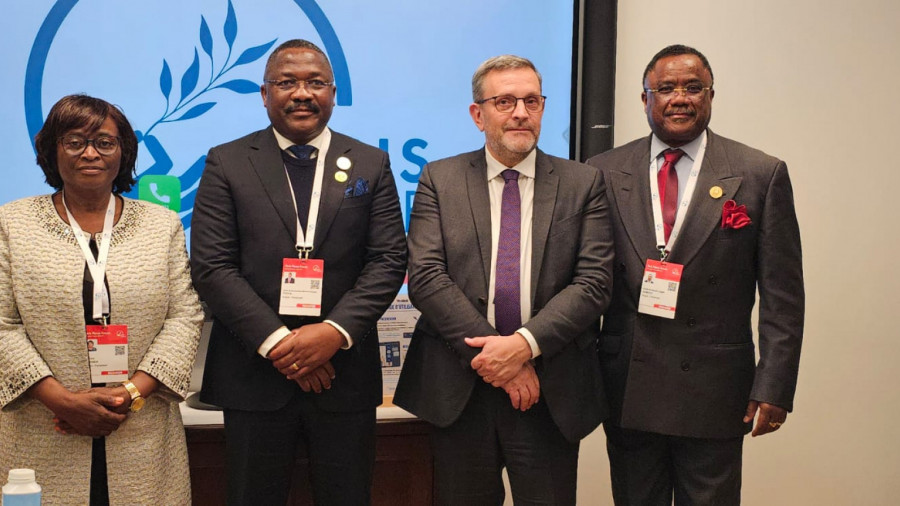 Deputados angolanos reúnem-se com parlamentar francês (2º dir.)