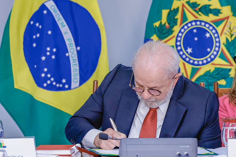 Presidente do Brasil promulga lei para reforçar combate ao crime organizado