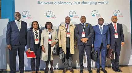 Delegação parlamentar angolana em Paris  - Edições Novembro 