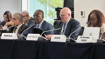 Embaixador angolano na assembleia em Seul - MIREX