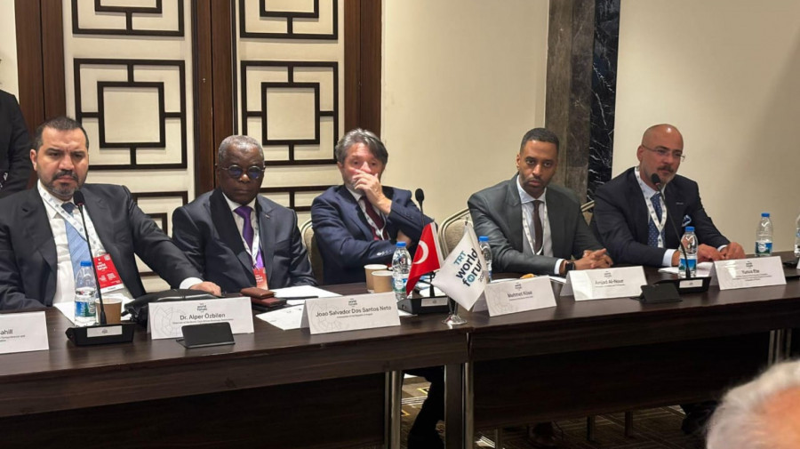 Embaixador de Angola na Turquia, Jo&atilde;o Salvador Neto (2&ordm; esq.), participou no F&oacute;rum Mundial de R&aacute;dio e Televis&atilde;o da Turquia
