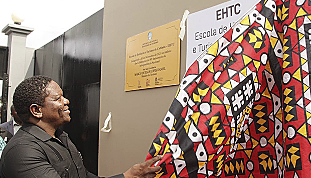 Ministro do Turismo, M&aacute;rcio Daniel, inaugurada Escola de Hotelaria e Turismo em Cabinda