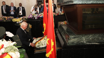 Presidente da Alemanha deposita coroa de flores no sarcófago de Agostinho Neto - Edições Novembro