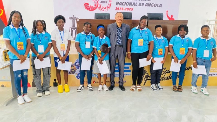 Escritor José Luís Mendonça fomenta vício da leitura, através da criação de círculos de Oralitura, na cidade do Soyo (Zaire)
