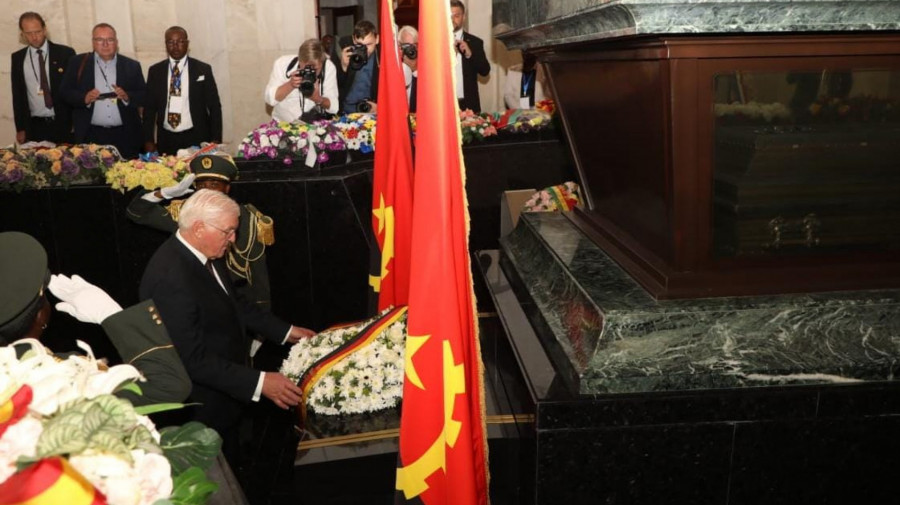 Presidente da Alemanha deposita coroa de flores no sarc&oacute;fago de Agostinho Neto 