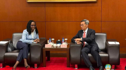 Ministra das Finanças, Vera Daves de Sousa, e o seu homólogo chinês, Lan Foan - Cedida