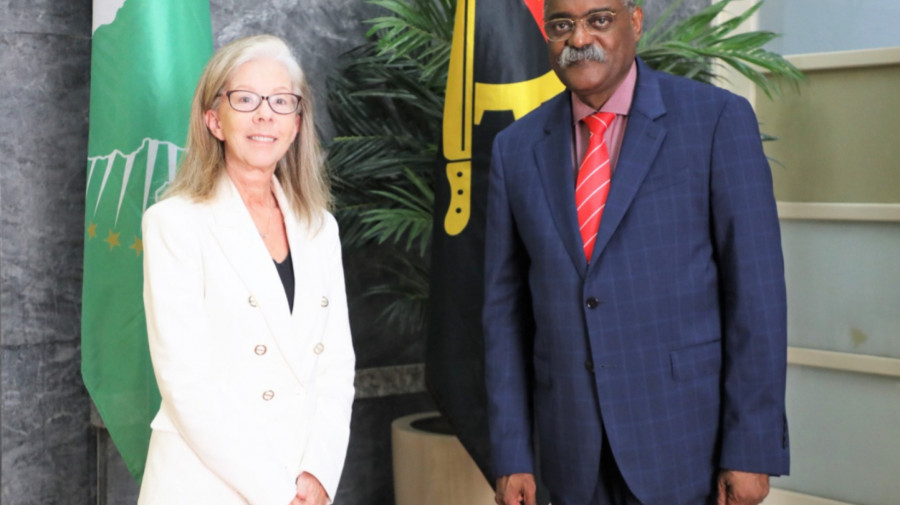 Secret&aacute;rio de Estado para Coopera&ccedil;&atilde;o Internacional e Comunidades Angolanas, Domingos Vieira Lopes, e a embaixadora do Brasil em Angola, Eug&ecirc;nia Barthelmess, analisaram refor&ccedil;o das rela&ccedil;&otilde;es