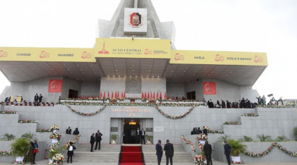 Um pormenor da Praça da República, em Luanda  - Edições Novembro 
