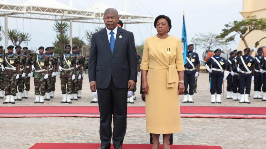 PR testemunhou ao hastear da bandeira-monumento 