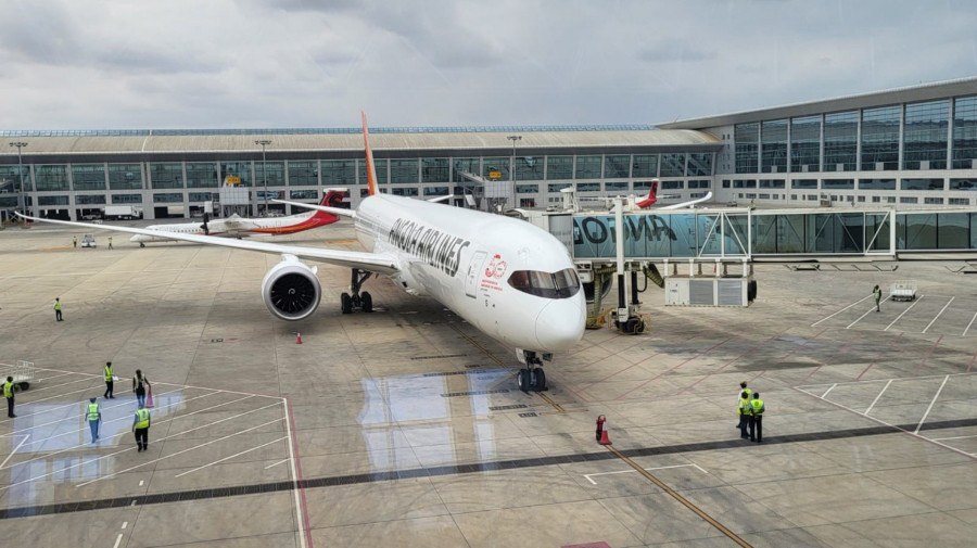 Aeronave Boeing 787-10 Dreamliner da TAAG no Aeroporto Internacional Ant&oacute;nio Agostinho Neto