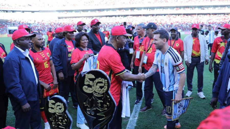 Presidente da Rep&uacute;blica, Jo&atilde;o Louren&ccedil;o, sa&uacute;da a estrela do futebol argentino, Lionel Messi