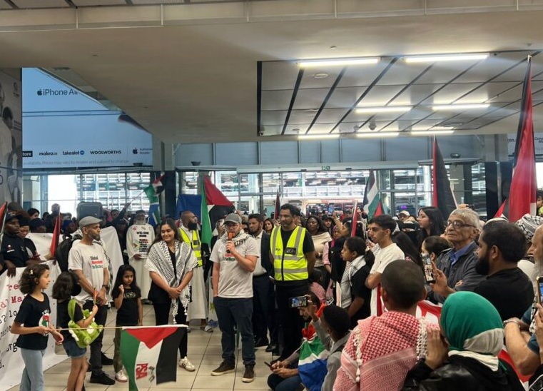 &Aacute;frica do Sul admite entrada de 130 palestinianos ap&oacute;s 12 horas de espera no avi&atilde;o