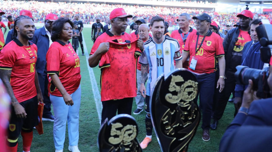 Presidente da Rep&uacute;blica, Jo&atilde;o Louren&ccedil;o, e a estrela argentina Lionel Messi antes do jogo amig&aacute;vel Angola/Argentina
