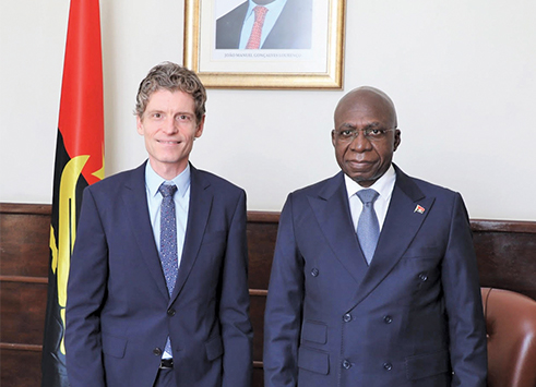 Ministro T&eacute;te Ant&oacute;nio com o embaixador da B&eacute;lgica em Angola 