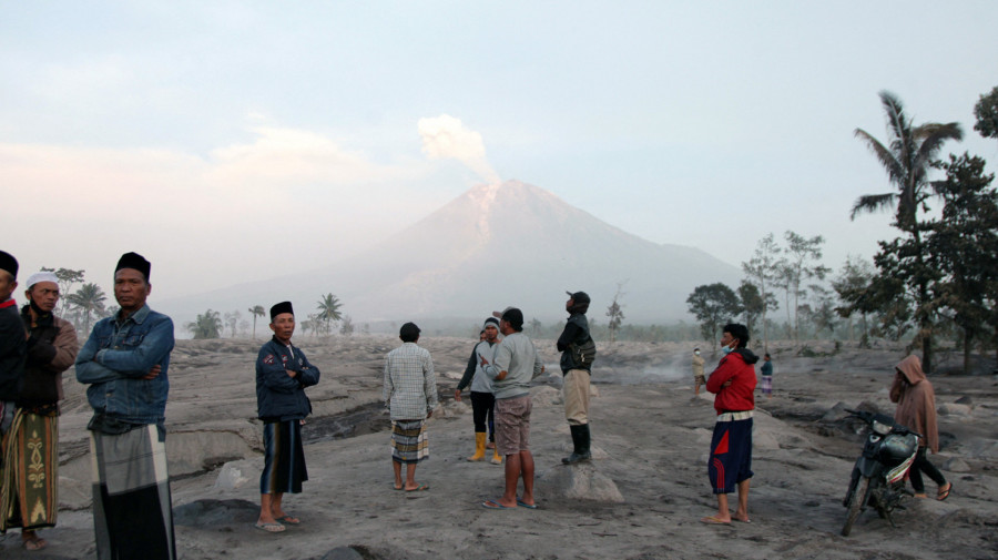 Indon&eacute;sia evacua cerca de mil pessoas devido &agrave; erup&ccedil;&atilde;o do vulc&atilde;o Semeru