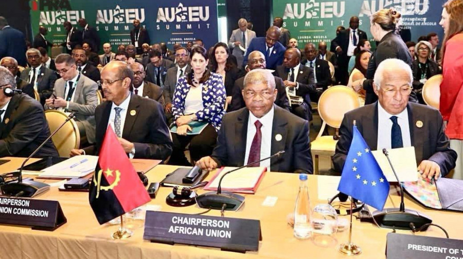 Presidente da República, João Lourenço, ladeado pelos presidentes da Comissão da União Africana, Mahmoud Ali Youssouf (esq), e do Conselho Europeu, António Costa (dir)