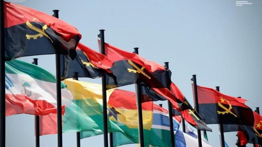 Bandeiras de Angola e de outros pa&iacute;ses