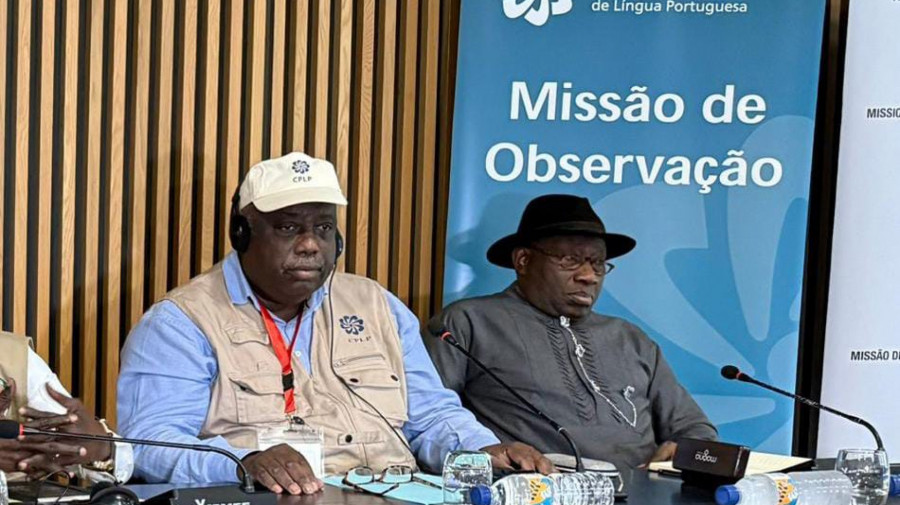 Chefe da Miss&atilde;o de Observa&ccedil;&atilde;o Eleitoral da CPLP, Lu&iacute;s de Carvalho (centro), apresenta resultados declara&ccedil;&atilde;o preliminar dos observadores