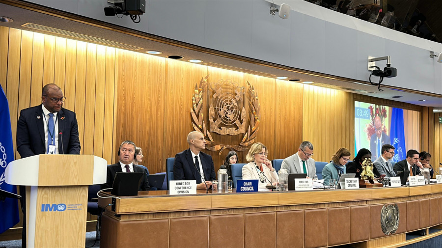 Secretário de Estado para Aviação Civil, Marítima e Portuária, Rui Carreira, discursa numa das sessões da 34ª Assembleia Geral da Organização Marítima Internacional