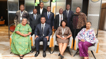 Presidente da Assembleia Nacional, Adão de Almeida, (de pé ao centro) na foto de família com membros da Comissão Executiva do FP-SADC - Site AN