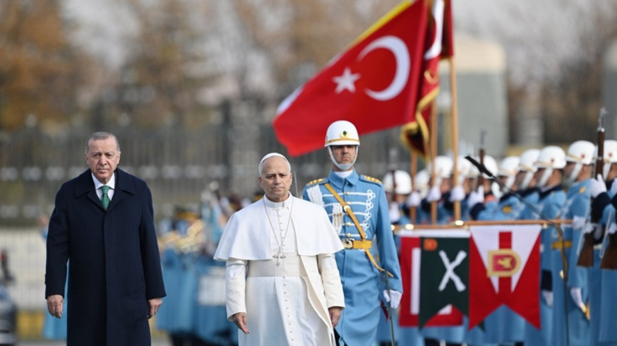 Papa chega aturquia na sua primeira visita internacional