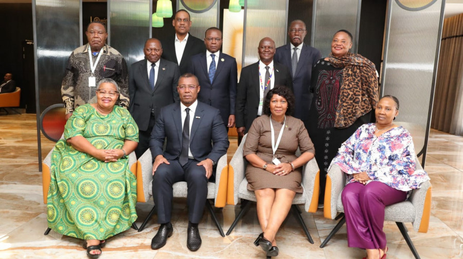 Presidente da Assembleia Nacional, Ad&atilde;o de Almeida, (de p&eacute; ao centro) na foto de fam&iacute;lia com membros da Comiss&atilde;o Executiva do FP-SADC