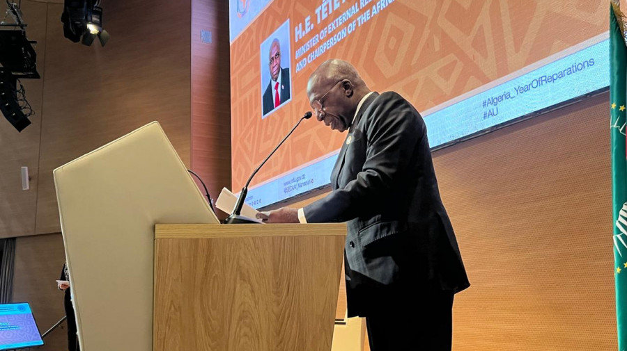 Ministro das Relações Exteriores, Téte António, na conferência em Argel