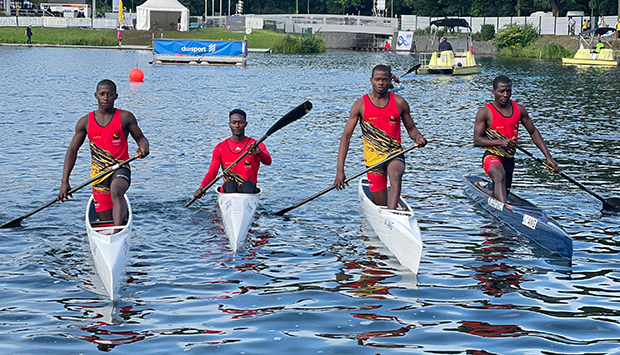 Atletas angolanos no africano de canoagem disputado na baía de Luanda, em Angola