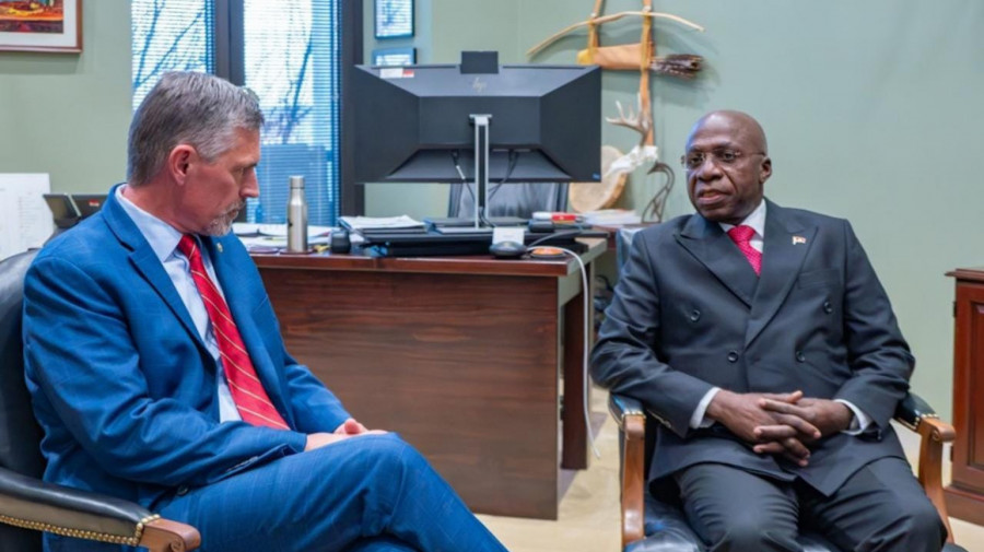 Ministro Téte António (à dir.) em Washington DC