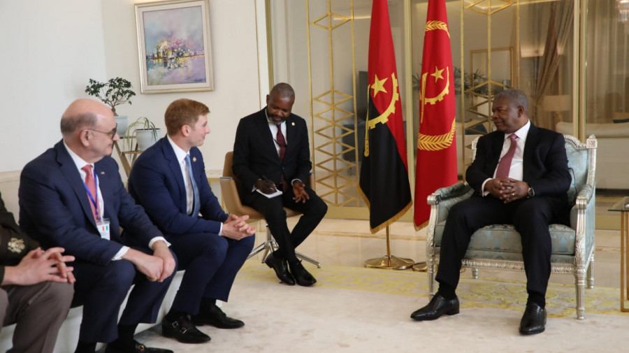Presidente da Rep&uacute;blica, Jo&atilde;o Louren&ccedil;o, concede audi&ecirc;ncia ao sub-secret&aacute;rio norte-americano para os Assuntos Econ&oacute;micos, Jacob Helberg, na Cote D'Ivoire