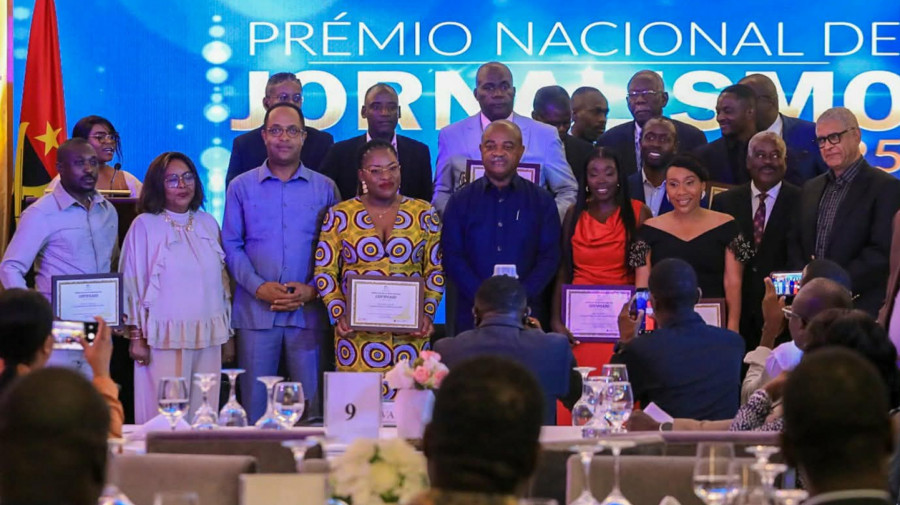 Vencedores do Pre?mio Nacional de Jornalismo edic?a?o 2025 em foto de fam&iacute;lia com o Ministro M&aacute;rio Oliveira e o corpo de jurados