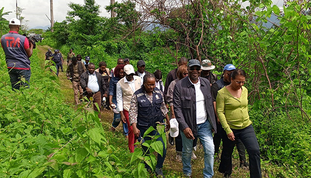 Ministra do Ambiente, Ana Paula de Carvalho, em visita &agrave; Serra do Pingano, localizada na prov&iacute;ncia do Uige