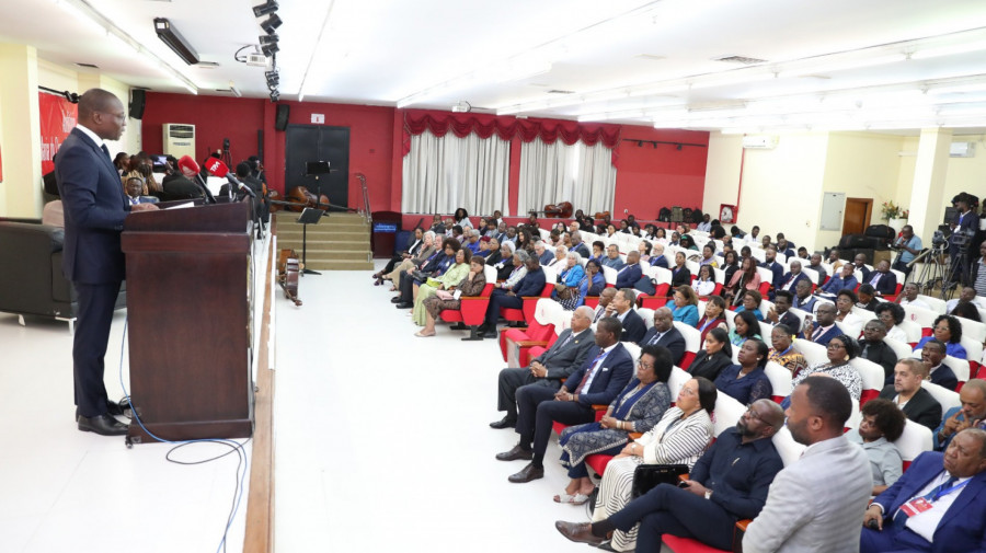 Presidente da Assembleia Nacional, Ad&atilde;o de Almeida, homenageia professora Maria do Carmo Medina, na abertura do Congresso Internacional de Direito da Fam&iacute;lia