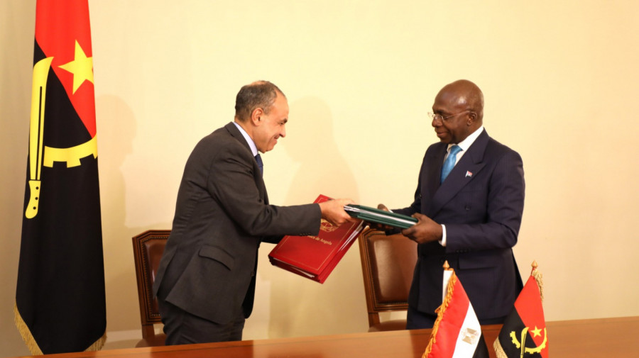 Ministros de Angola, T&eacute;te Ant&oacute;nio, e do Egipto, Badr Abdelatty, trocam instrumentos jur&iacute;dicos de coopera&ccedil;&atilde;o assinados em Luanda