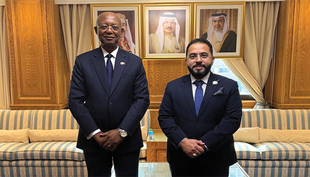 Embaixador angolano recebido em audi&ecirc;ncia no Bahrein 