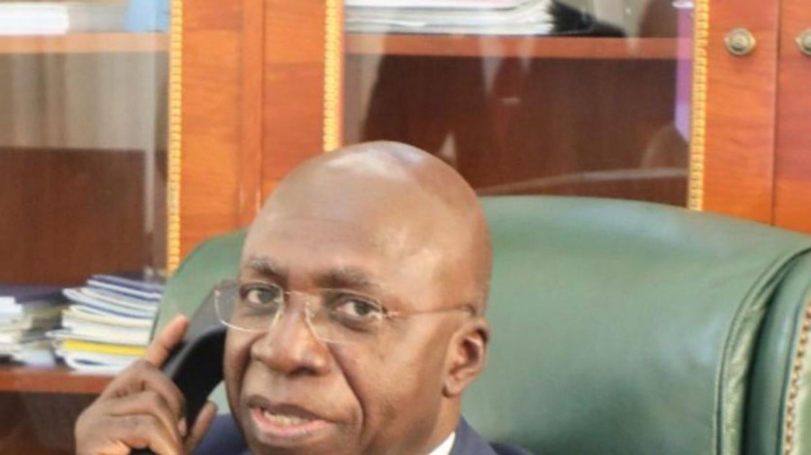 Ministro das Rela&ccedil;&otilde;es Exteriores, T&eacute;te Ant&oacute;nio, ao telefone com o seu hom&oacute;logo da &Aacute;frica do Sul, Ronald Ramola