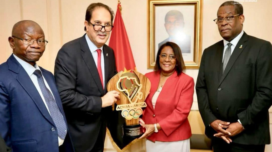 Ministra de Estado para &Aacute;rea Social, Maria do Ros&aacute;rio Bragan&ccedil;a, recebe Cord&atilde;o de Ouro atribu&iacute;do ao Presidente Jo&atilde;o Louren&ccedil;o pela ACNOA
